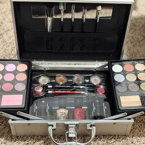 Macy's Glam Eyeshadow Palette with Pink and Gold Hues